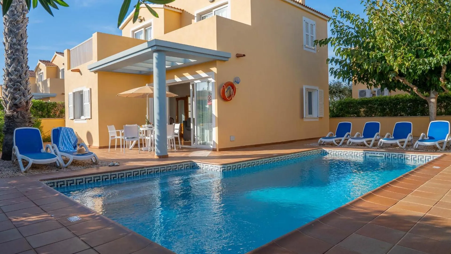 Villas Amarillas Cala Blanca